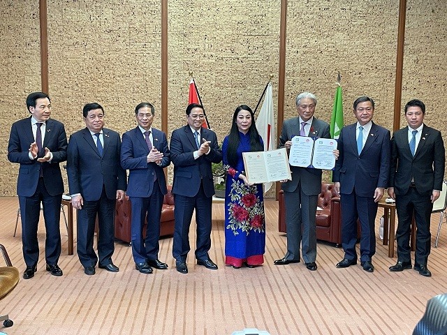 Bí thư Tỉnh ủy Hoàng Thị Thúy Lan và ông Fukuda Tomikazu, Thống đốc tỉnh Tochigi chụp ảnh lưu niệm với Thủ tướng Chính phủ Phạm Minh Chính cùng các quan chức Việt Nam - Nhật Bản nhân dịp hai tỉnh ký biên bản ghi nhớ về hợp tác hữu nghị, ngày 23/11/2021. Bí thư Tỉnh ủy Hoàng Thị Thúy Lan và ông Fukuda Tomikazu, Thống đốc tỉnh Tochigi chụp ảnh lưu niệm với Thủ tướng Chính phủ Phạm Minh Chính cùng các quan chức Việt Nam - Nhật Bản nhân dịp hai tỉnh ký biên bản ghi nhớ về hợp tác hữu nghị, ngày 23/11/2021.