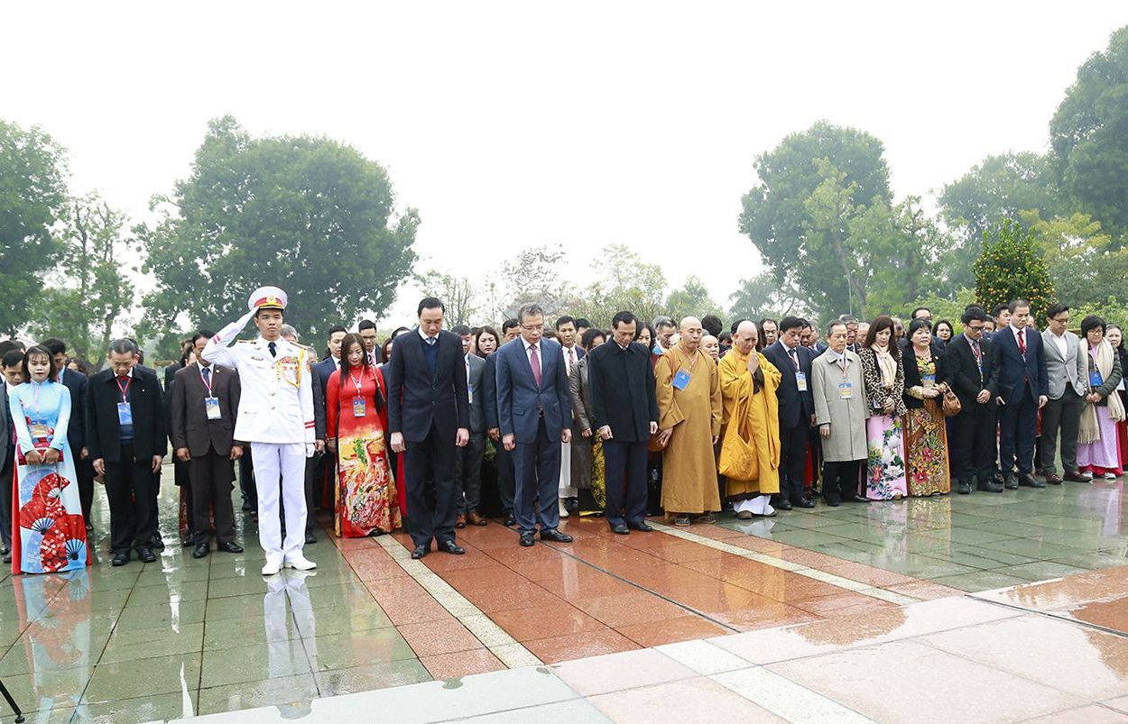 {Trực tuyến} Đoàn đại biểu kiều bào dự Xuân Quê hương 2020 vào Lăng viếng Chủ tịch Hồ Chí Minh