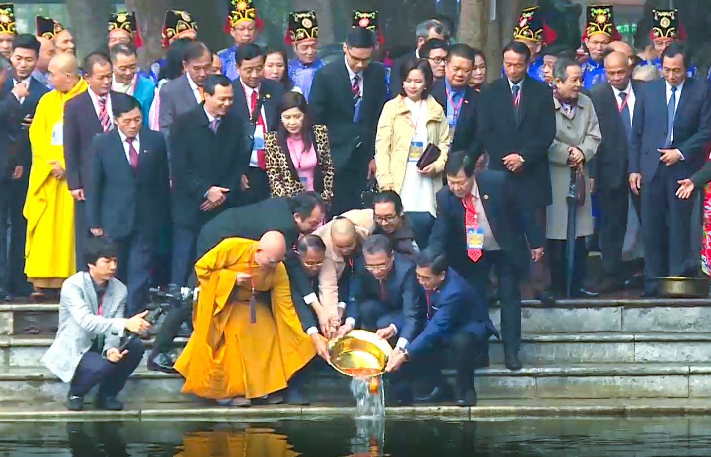 {Trực tuyến} Đoàn kiều bào tiêu biểu dâng hương và thả cá tại Đền Đô, Bắc Ninh