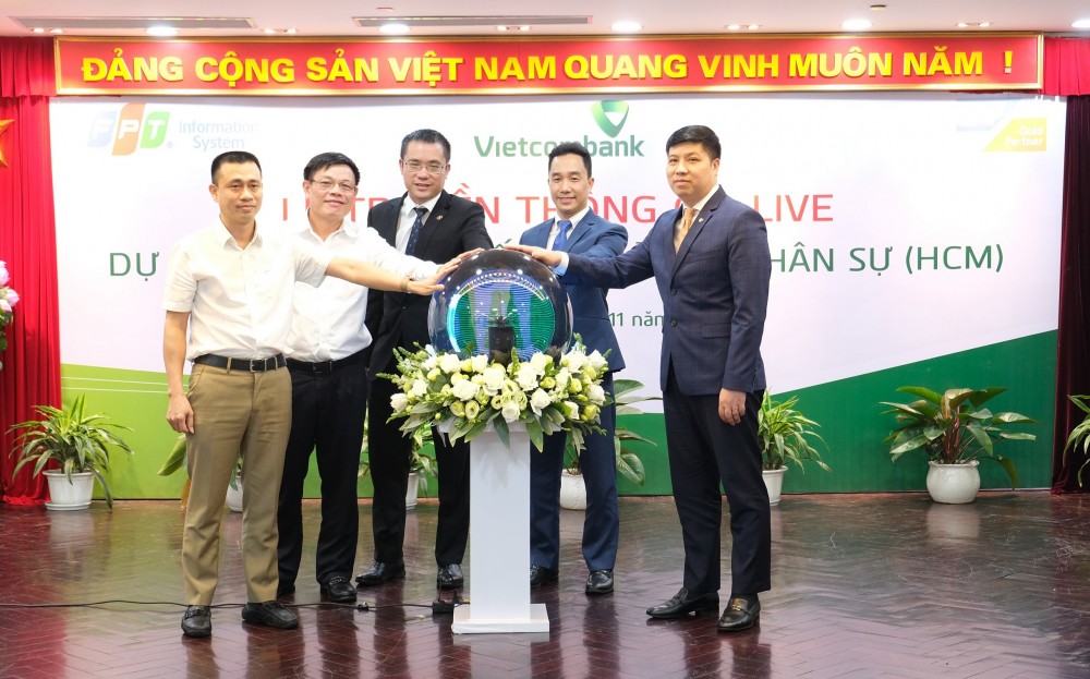 Vietcombank chính thức vận hành hệ thông quản lý nhân sự HCM với mục tiêu trở thành ngân hàng Việt Nam tiên phong trong lĩnh vực số hóa công tác quản trị và phát triển nguồn nhân lực. Vietcombank chính thức vận hành hệ thông quản lý nhân sự HCM với mục tiêu trở thành ngân hàng Việt Nam tiên phong trong lĩnh vực số hóa công tác quản trị và phát triển nguồn nhân lực.