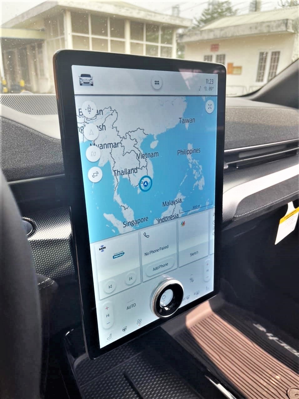 Bảng điều khiển trung tâm được đặt dọcBảng điều khiển trung tâm được đặt dọc.