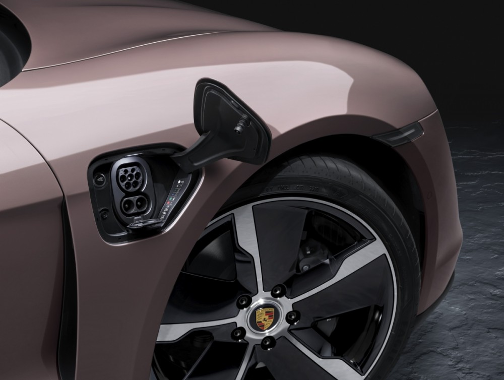 Phiên bản Taycan tiêu chuẩn đạt công suất tối đa 350 kW (470 mã lực).