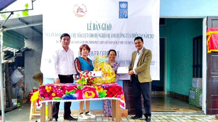 Khánh thành và bàn giao nhà an toàn, chống chịu bão, lụt cho hộ dân nghèo ở Quảng Nam