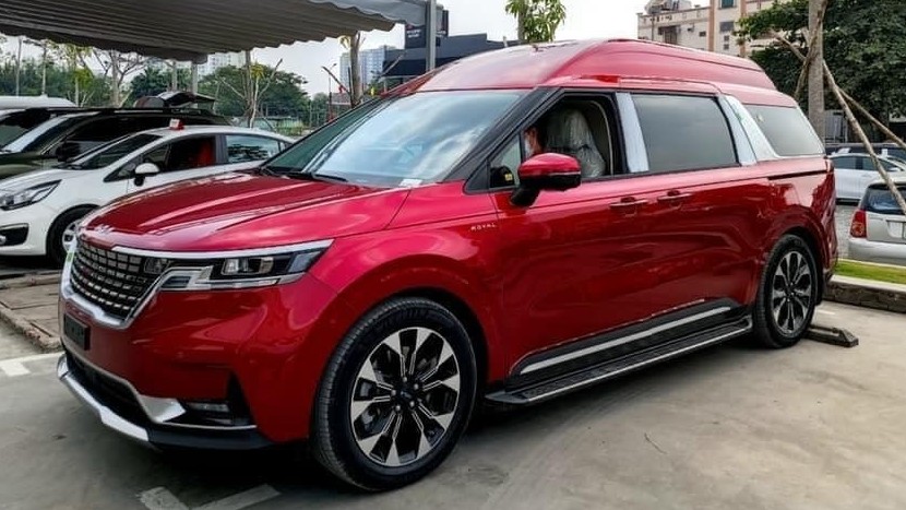 Cận cảnh Kia Carnival phiên bản Royal, giá từ 2,479 tỷ đồng