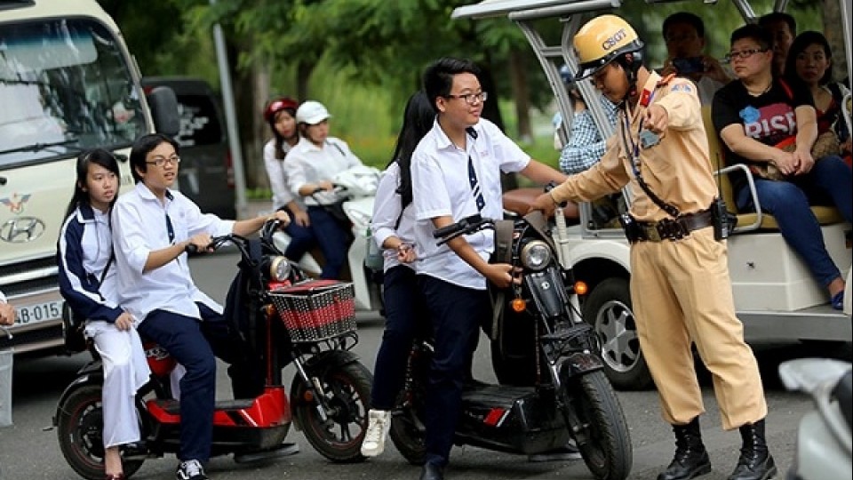 Bao nhiêu tuổi bắt buộc phải đội mũ bảo hiểm khi đi xe máy?