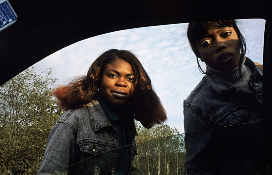 Kiếm bộn tiền từ trại tỵ nạn