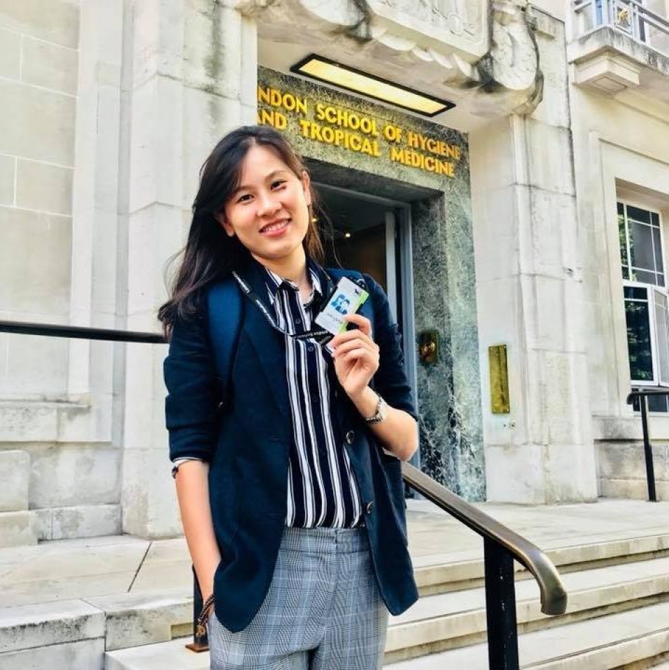 nu tien si viet say me sang che