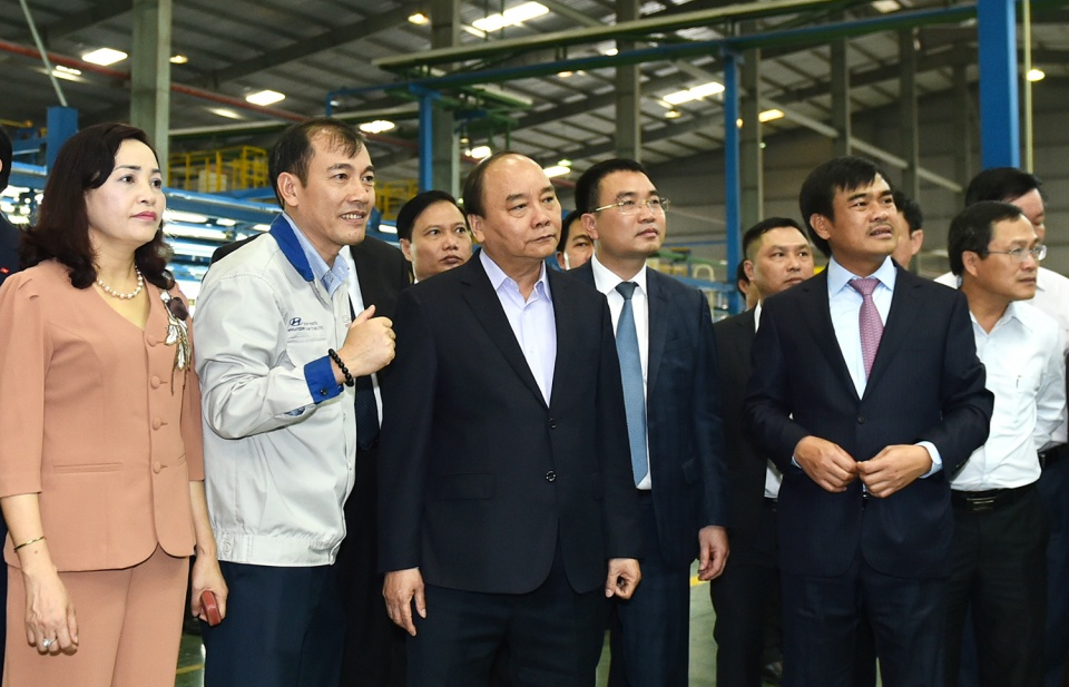 Thủ tướng thăm nhà máy sản xuất ô tô tại Ninh Bình