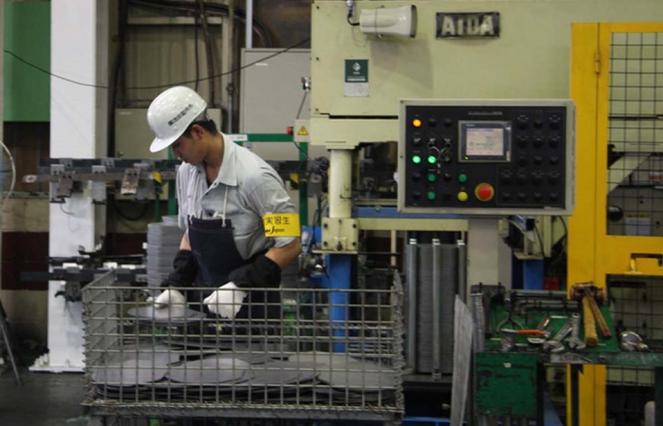 Nhật Bản lần đầu đưa ra giới hạn số giờ làm thêm