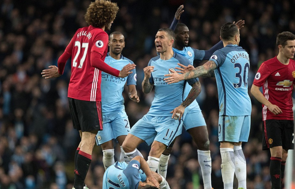 Fellaini nhận thẻ đỏ, Man Utd vẫn xuất sắc cầm hòa Man City