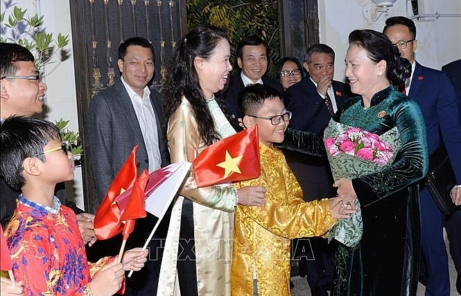 Chủ tịch Quốc hội thăm Đại sứ quán và gặp gỡ cộng đồng người Việt Nam tại Qatar