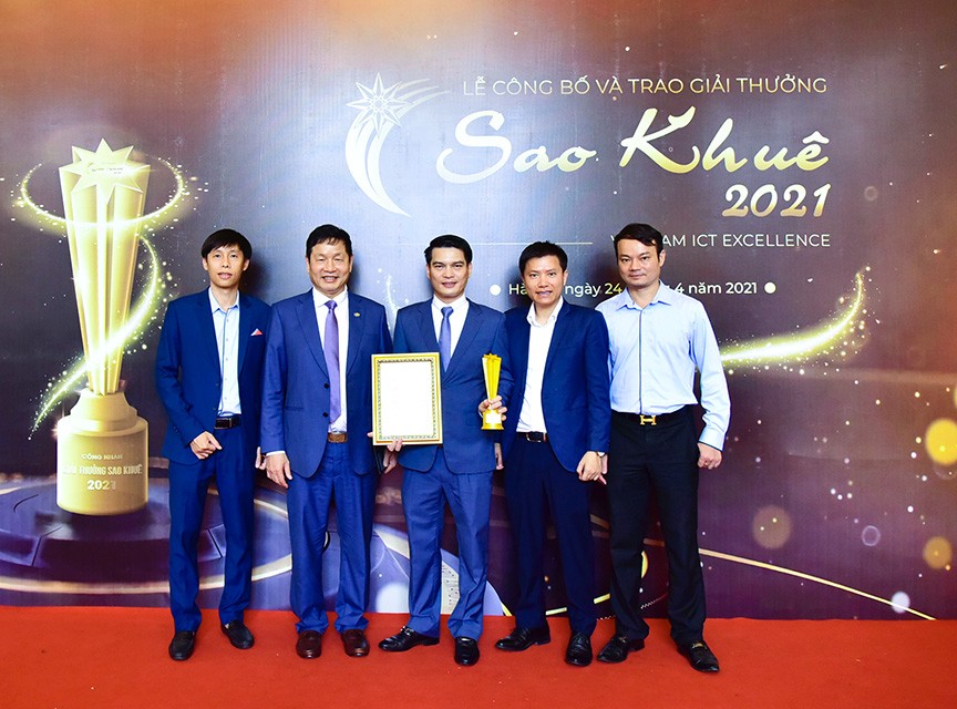 Đại diện Khối Bán lẻ VietinBank chụp hình lưu niệm cùng ông Trương Gia Bình - Chủ tịch Hội đồng Sáng lập VINASA, Trưởng Ban Tổ chức Giải thưởng Sao Khuê 2021 Đại diện Khối Bán lẻ VietinBank chụp hình lưu niệm cùng ông Trương Gia Bình - Chủ tịch Hội đồng Sáng lập VINASA, Trưởng Ban Tổ chức Giải thưởng Sao Khuê 2021