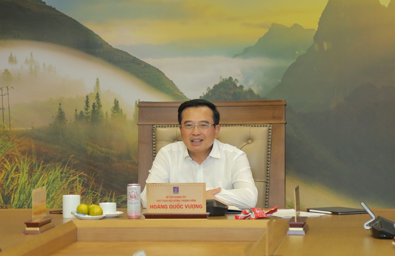 2. Chủ tịch HĐTV Petrovietnam Hoàng Quốc Vượng phát biểu chỉ đạo. 2. Chủ tịch HĐTV Petrovietnam Hoàng Quốc Vượng phát biểu chỉ đạo.