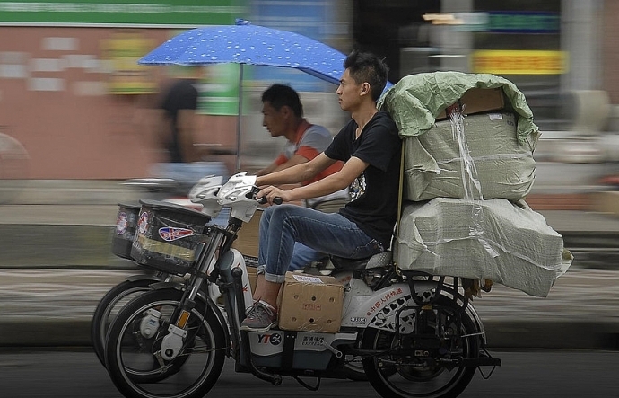 Nhọc nhằn nghề shipper tại Trung Quốc