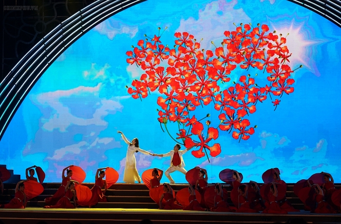 Thủ tướng Nguyễn Xuân Phúc dự khai mạc Lễ hội Hoa phượng đỏ thu tuong nguyen xuan phuc du khai mac le hoi hoa phuong do