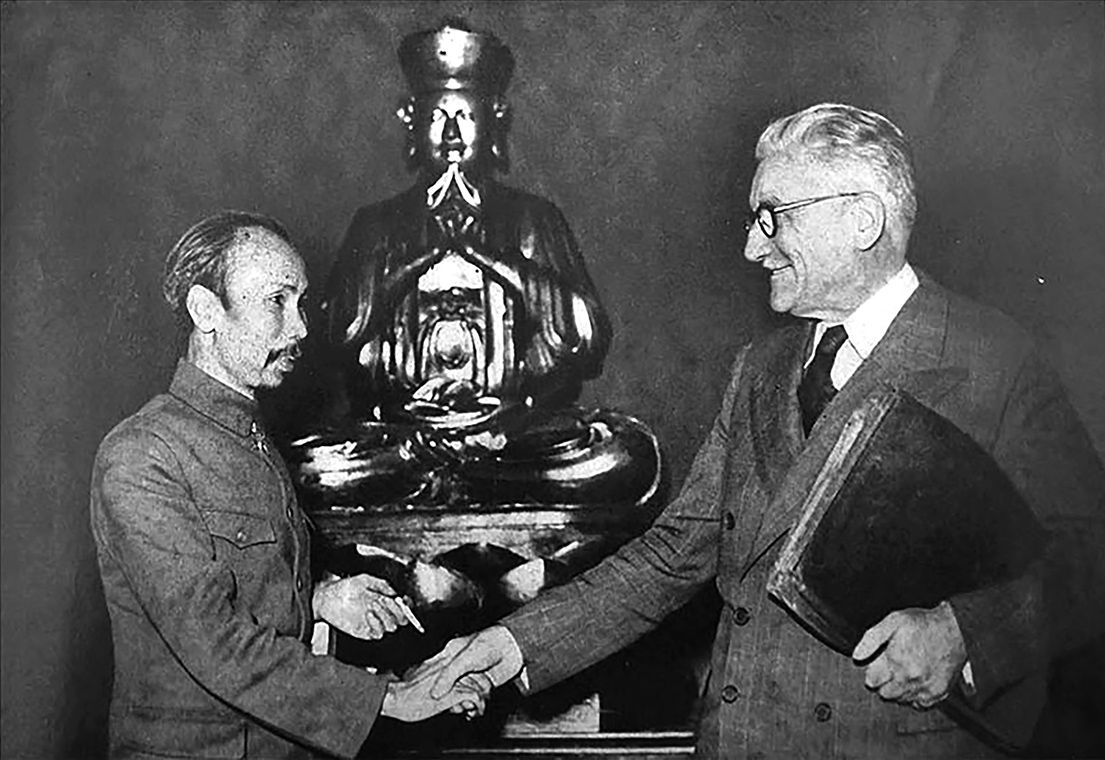 Hồ Chủ tịch và Bộ trưởng Marius Moutet tại Paris ngày 14/9/1946. Hồ Chủ tịch và Bộ trưởng Marius Moutet tại Paris ngày 14/9/1946.