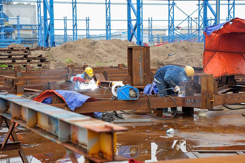 Công nhân thi công kết cấu thép băng tải than tại dự án NMNĐ Thái Bình Công nhân thi công kết cấu thép băng tải than tại dự án NMNĐ Thái Bình