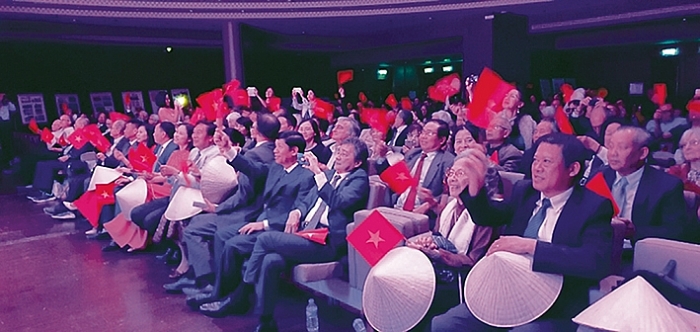 dau son lich su cua nguoi viet tai phap