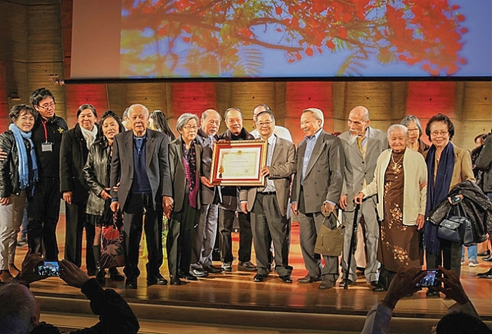 dau son lich su cua nguoi viet tai phap