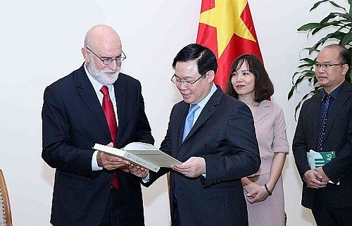 Phó Thủ tướng Vương Đình Huệ tiếp chuyên gia kinh tế nông nghiệp hàng đầu thế giới