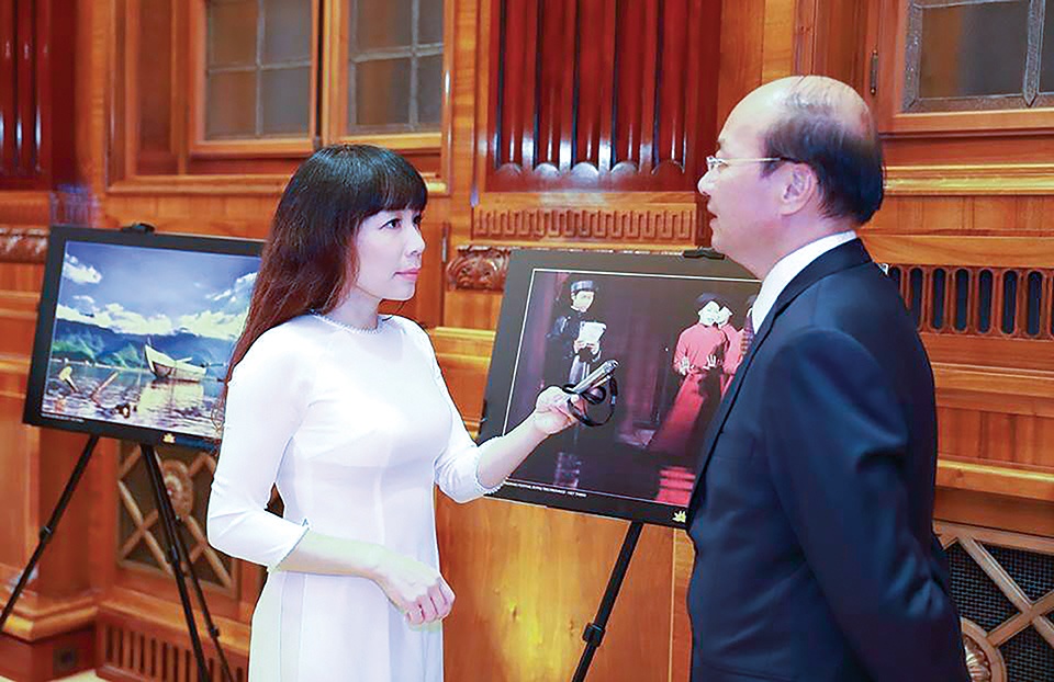 Nhà báo Bích Yến tác nghiệp. (Ảnh: NVCC) lam bao o hai ngoai