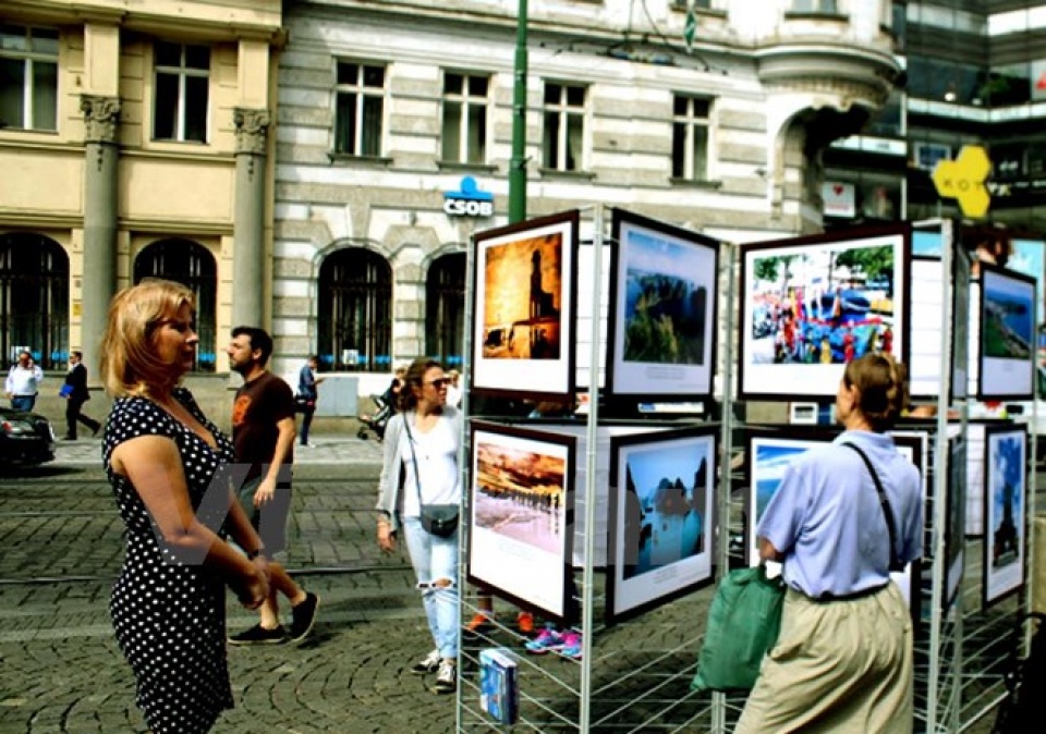 trien lam anh ve chu quyen bien dao viet nam tai cong hoa czech