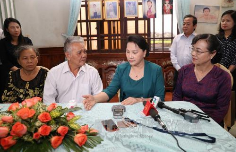 Chủ tịch Quốc hội thăm và tặng quà gia đình chính sách tại TP.HCM