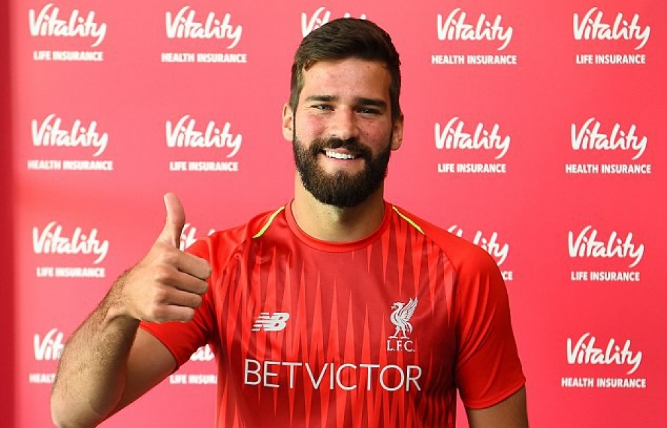 Thủ môn đắt nhất thế giới chính thức ra mắt Liverpool