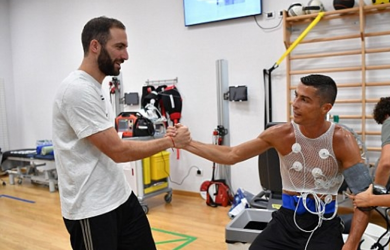 Ronaldo tái ngộ Higuain trong ngày trở lại Juventus