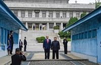 ben trong khu phi quan su lien trieu