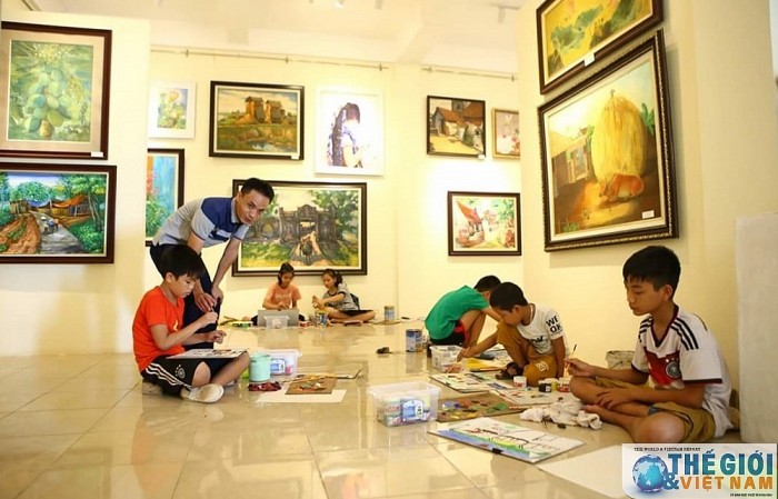 Phía sau bức họa Làng họa sỹ Cổ Đô. Ghi chép của phóng viên TG&VN.