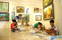 Phía sau bức họa Làng họa sỹ Cổ Đô. Ghi chép của phóng viên TG&VN.