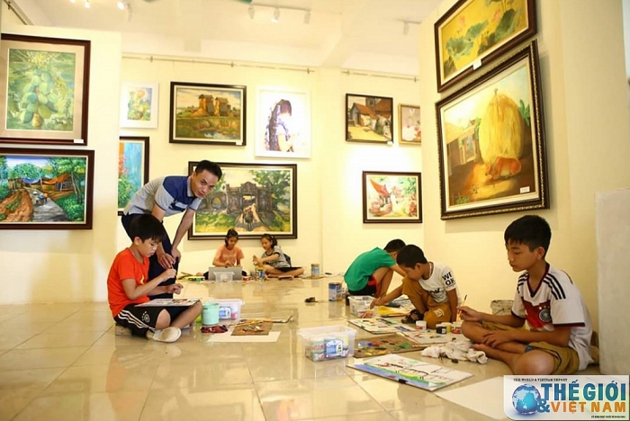 phia sau buc hoa lang hoa sy co do ghi chep cua phong vien tgvn