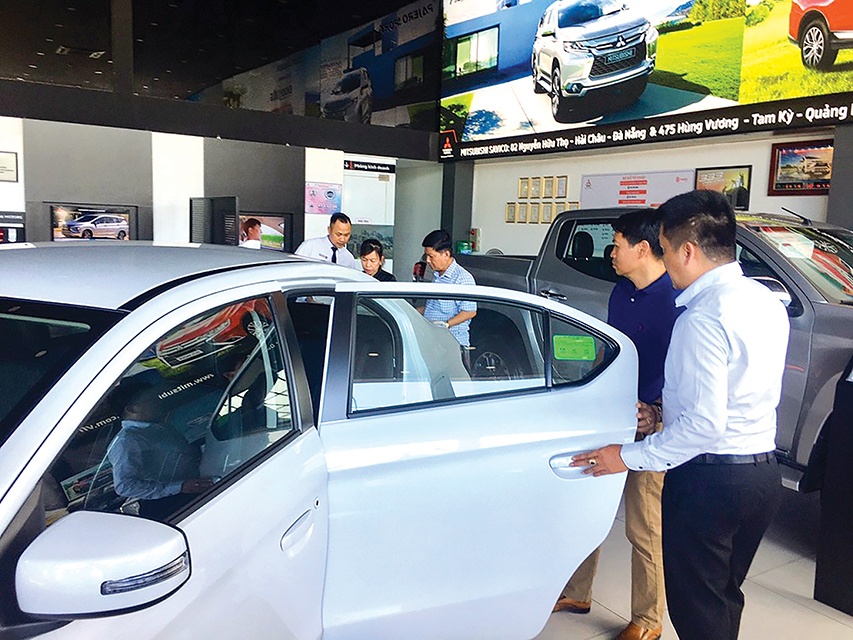 Khách hàng nên mua xe ngay thời điểm này, để hưởng thêm ưu đãi từ các nhà sản xuất và đại lý bán hàng. (Ảnh: Bảo Lan) thi truong o to se tang manh vao cuoi nam