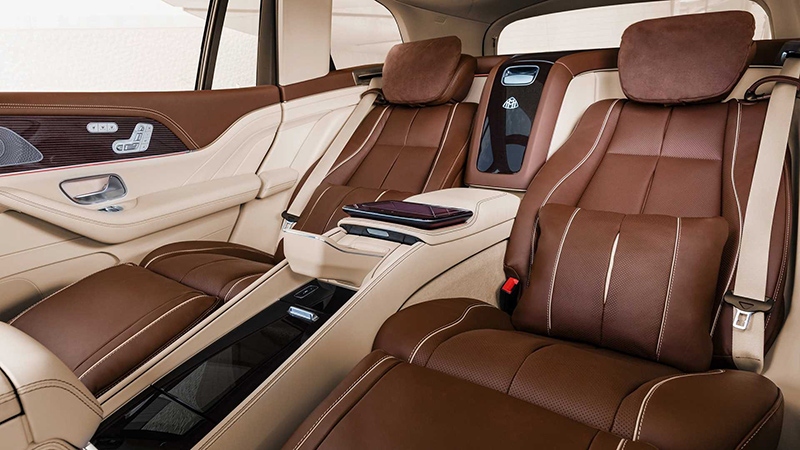 Khoang cabin bố trí 4 chỗ ngồi. Hàng ghế sau có 2 ghế thương gia Khoang cabin bố trí 4 chỗ ngồi. Hàng ghế sau có 2 ghế thương gia