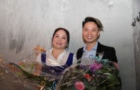 nu tien si viet say me sang che