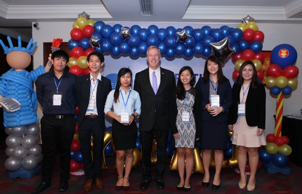 Phải có ngoại ngữ để... ra thế giới!