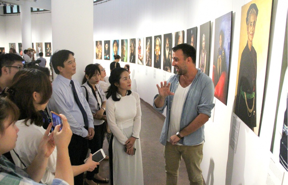 Nhiếp ảnh gia Pháp trăn trở với văn hóa Việt