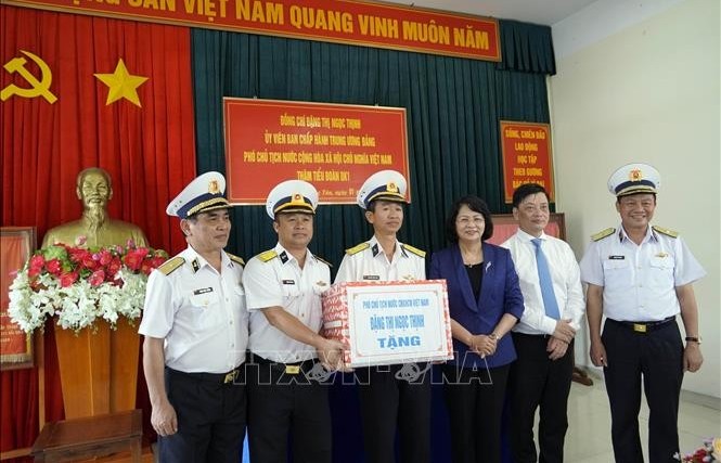 Phó Chủ tịch nước thăm, tặng quà cán bộ, chiến sĩ Vùng 2 Hải quân