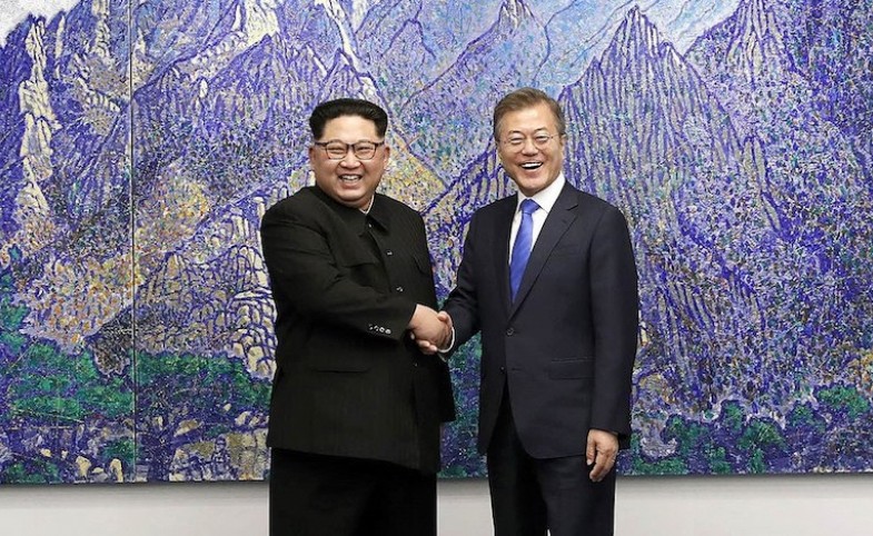 Tổng thống Hàn Quốc Moon Jae-in với Chủ tịch Triều Tiên Kim Jong-un. (Nguồn: KCNA) gia-tri-cua-thuong-dinh