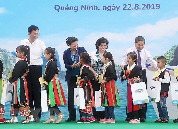 Chủ tịch Quốc hội Nguyễn Thị Kim Ngân làm việc tại huyện Hoành Bồ chu tich quoc hoi nguyen thi kim ngan lam viec tai huyen hoanh bo quang ninh