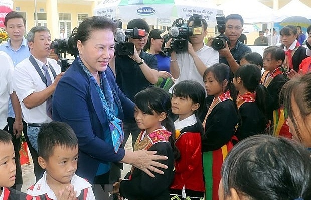 Chủ tịch Quốc hội Nguyễn Thị Kim Ngân làm việc tại huyện Hoành Bồ