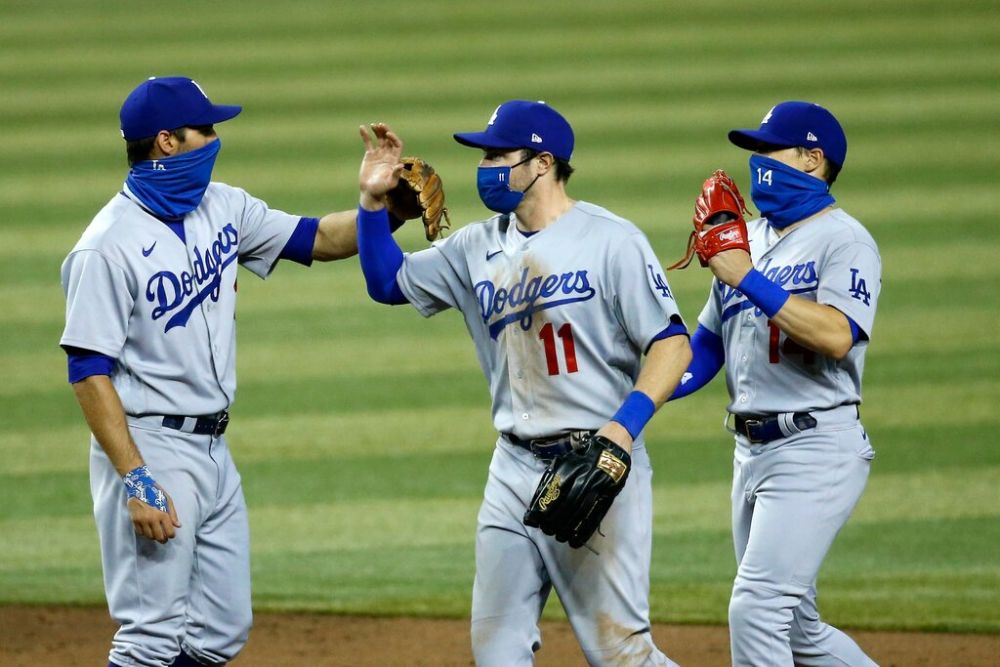 Các cầu thủ CLB bóng chày Mỹ Los Angeles Dodgers đeo khẩu trang khi thi đấu. (Nguồn: AP) ngoai giao the thao thoi covid 19