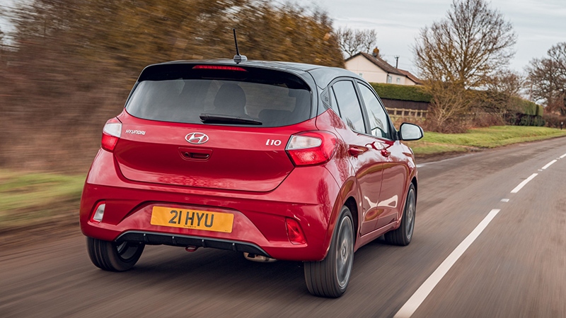 Phần đuôi xe Hyundai Grand i10 2021 có thiết kế sắc sảo hơn. Phần đuôi xe Hyundai Grand i10 2021 có thiết kế sắc sảo hơn.