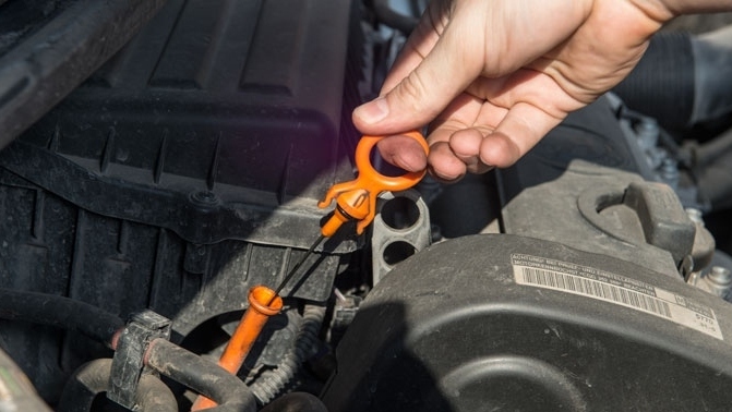 Hướng dẫn cách kiểm tra dầu nhớt trên xe ô tô