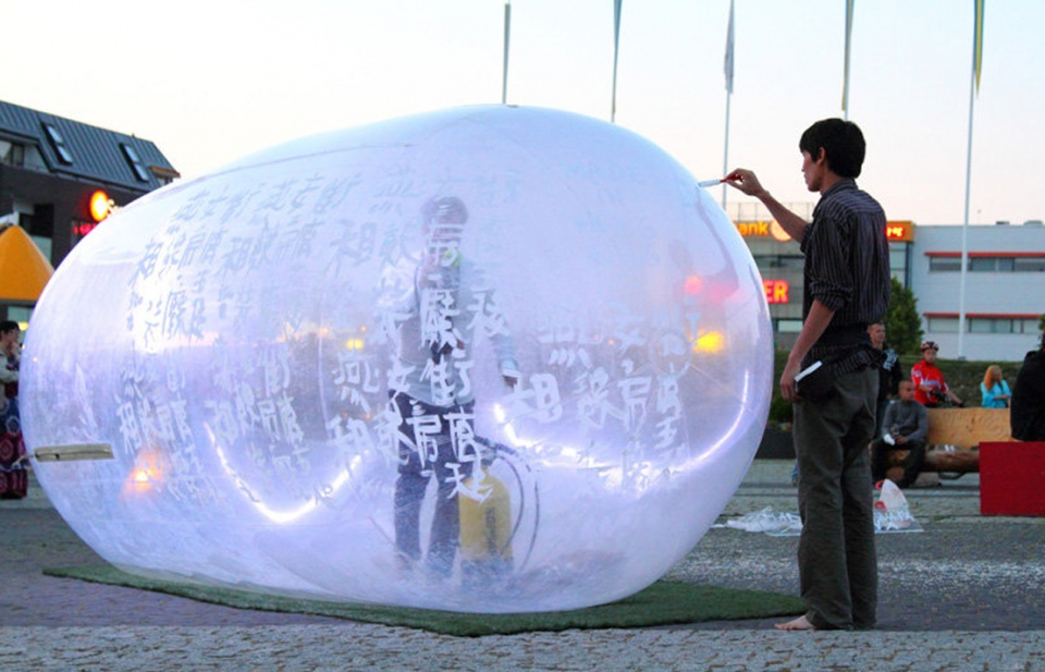 Để sống cùng hai nền văn hóa...