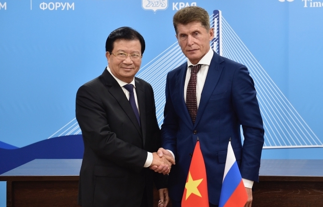 Phó Thủ tướng Trịnh Đình Dũng tiếp Thống đốc tỉnh Primorie Oleg Kozhemiako