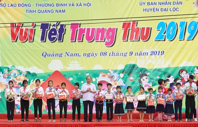 Thủ tướng tặng quà Trung thu cho trẻ em nghèo tỉnh Quảng Nam