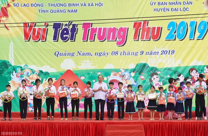 Thủ tướng tặng quà Trung thu cho trẻ em nghèo tỉnh Quảng Nam thu tuong nguyen xuan phuc tang qua trung thu cho tre em ngheo