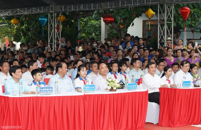 Thủ tướng tặng quà Trung thu cho trẻ em nghèo tỉnh Quảng Nam thu tuong nguyen xuan phuc tang qua trung thu cho tre em ngheo